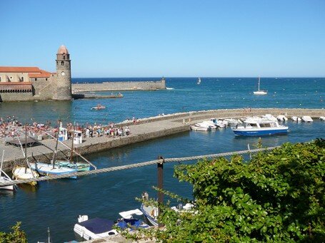 Das Bild zeigt die Bucht des  romantischen Ortes  Collioure